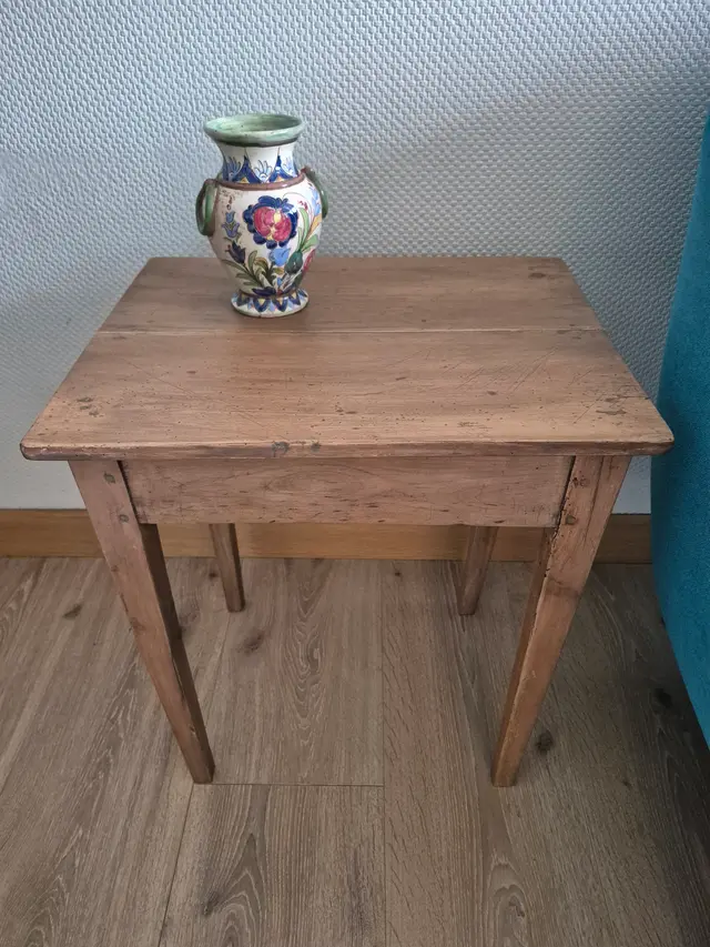 table d’appoint en noyer massif, pieds fuselés